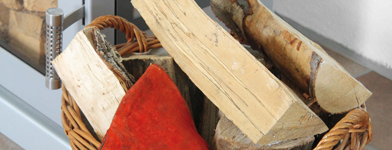 Holzkorb mit Brennholz
